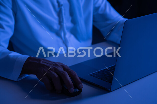 امتلاك مهارة الكتابة السريعة على الكيبورد، صورة مقربة لأيدي رجل عربي خليجي إماراتي يرتدي الكندورة يقوم بالعمل على الحاسب المحمول، مهام ووظائف إدارية مكتبية، إدخال البيانات والكتابة من خلال لوحة المفاتيح، دمج العمل مع التقنية والتكنولوجيا