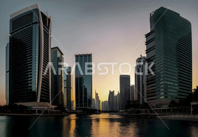 المباني والمنشآت الشاهقة في مدينة دبي, التطور والنمو العمراني, الفن الهندسي المعماري لبناء الأبراج وناطحات السحاب, الأماكن السياحية الساحلية المشهورة في الإمارات العربية المتحدة, جذب واستقطاب السياح من أنحاء العالم