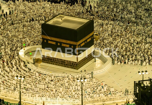 أداء مناسك الحج والعمرة, الأماكن والمعالم الدينية الإسلامية المقدسة في المملكة العربية السعودية, العبادة والتقرب إلى الله تعالى, حجاج بيت الله الحرام يطوفون حول الكعبة المشرفة بمكة المكرمة, مقصد المسلمين من أنحاء العالم