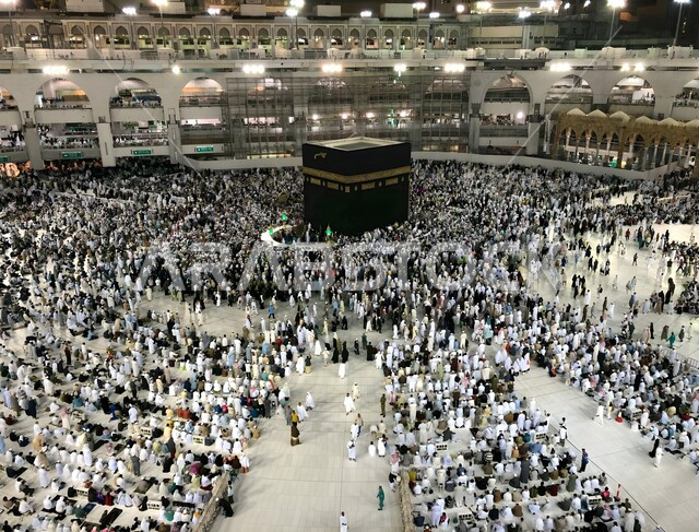 الكعبة المشرفة في الحرم المكي الشريف بمكة المكرمة, مقصد المسلمين من أنحاء العالم, حجاج بيت الله الحرام يقومون بأداء مناسك الحج والعمرة, الأماكن والمعالم الدينية الإسلامية المقدسة في المملكة العربية السعودية, العبادة والتقرب إلى الله تعالى