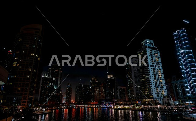 المباني والمنشآت الشاهقة في مارينا دبي وقت الليل, التطور والنمو العمراني, الفن الهندسي المعماري لبناء الأبراج وناطحات السحاب, الأماكن السياحية الساحلية المشهورة في الإمارات العربية المتحدة, جذب واستقطاب السياح من جميع أنحاء العالم