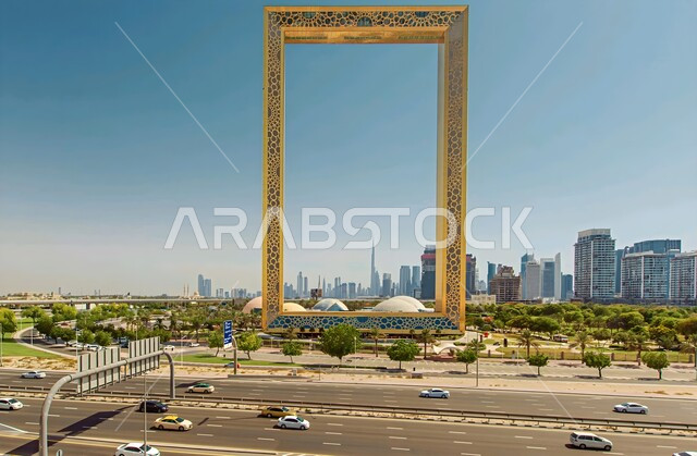 النمو والتطور العمراني في الامارات العربية المتحدة، الفن الهندسي المعماري لبرواز مدينة دبي، مبنى زجاجي بألوان ذهبية، اشجار النخيل الخضراء في وضح النهار، معالم واماكن سياحية مشهورة في دبي، مناطق جذب الزوار من جميع أنحاء العالم