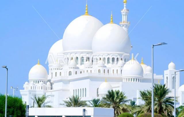 الأماكن الإسلامية المقدسة، الفن الهندسي المعماري على الطراز العربي الاسلامي، المعالم المشهورة في مدينة ابو ظبي، مسجد الشيخ زايد الكبير في الامارات العربية المتحدة، التصاميم الهندسية المميزة للقبب والمآذن باللون الأبيض