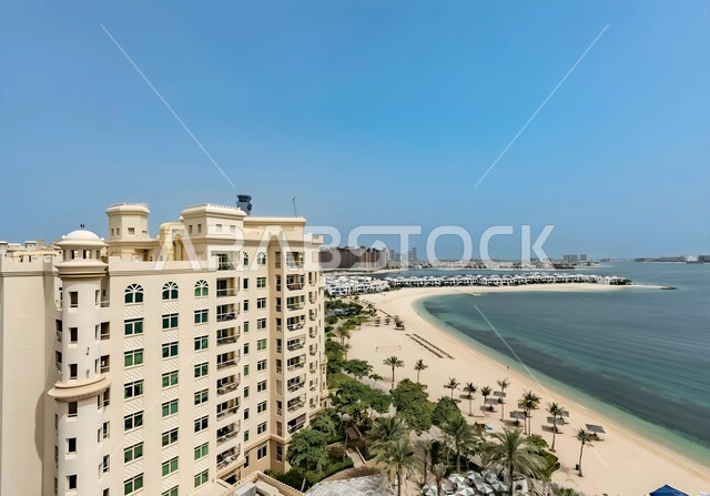 المعالم السياحية المشهورة في الإمارات العربية المتحدة, الواجهة البحرية على ساحل الخليج العربي، فندق فاخر مطل على شاطئ البحر في منطقة نخلة الجميرا، الفن الهندسي المعماري على الطراز الحديث للمباني والمنشآت في مدينة دبي