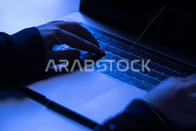 صناعة المحتويات النصية، مفهوم ادخال البيانات، صورة مقربة لايدي امرأة عربية خليجية سعودية تستخدم الحاسوب المحمول، شابة اماراتية تقوم بالكتابة من خلال لوحة المفاتيح، دمج التكنولوجيا الحديثة بالحياة العملية، مهن ووظائف إدارية مكتبية