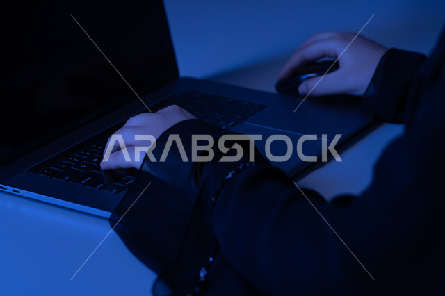 النقر على لوحة المفاتيح، صناعة المحتويات النصية، مفهوم ادخال البيانات، صورة مقربة من الجاب لايدي امرأة عربية خليجية سعودية تستخدم الحاسوب المحمول، شابة اماراتية تقوم بالكتابة على جهازاللابتوب، دمج التكنولوجيا الحديثة بالحياة العملية، مهن ووظائف إدارية مكتبية