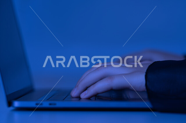 مهن ووظائف إدارية مكتبية، دمج التكنولوجيا الحديثة بالحياة العملية، النقر على لوحة المفاتيح، صناعة المحتويات النصية، مفهوم ادخال البيانات، صورة مقربة من الجانب لايدي امرأة عربية خليجية اماراتية تستخدم الحاسوب المحمول، شابة سعودية تقوم بالكتابة على جهازاللابتوب