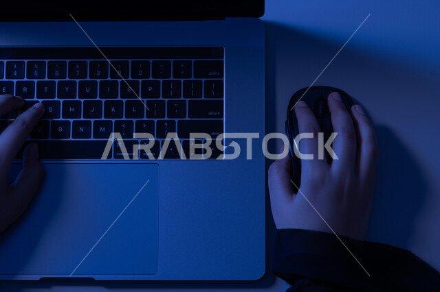 مهن ووظائف إدارية مكتبية، دمج التكنولوجيا الحديثة بالحياة العملية، مفهوم ادخال البيانات، النقر على لوحة المفاتيح، صناعة المحتويات النصية، صورة علوية عامودية لايدي امرأة عربية خليجية اماراتية تستخدم الحاسوب المحمول، شابة سعودية تقوم بالكتابة على جهازاللابتوب