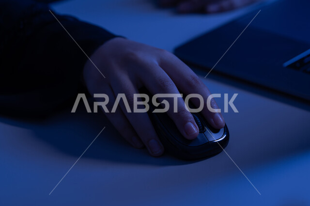 وظائف ومهن إدارية مكتبية، دمج التكنولوجيا الحديثة بالحياة العملية، مفهوم ادخال البيانات، صناعة المحتويات النصية، صورة مقربة ليد امرأة عربية خليجية اماراتية تستخدم فأرة الحاسوب المحمول، شابة سعودية تقوم بالعمل على جهازاللابتوب