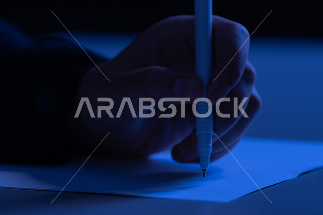 إدارة الأعمال وتنظيمها، استخدام الاوراق البيضاء الفارغة في العمل، شابة سعودية تقوم بتدوين وتسجيل الملاحظات والمعلومات على الورق, صورة مقربة ليد امرأة عربية خليجية اماراتية تقوم بكتابة المهام والأهداف اليومية