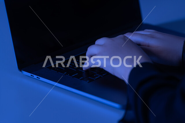 صناعة المحتويات النصية، مفهوم ادخال البيانات، صورة مقربة لايدي امرأة عربية خليجية اماراتية تستخدم الحاسوب المحمول، شابة سعودية تقوم بالكتابة من خلال لوحة المفاتيح، دمج التكنولوجيا الحديثة بالحياة العملية، مهن ووظائف إدارية مكتبية