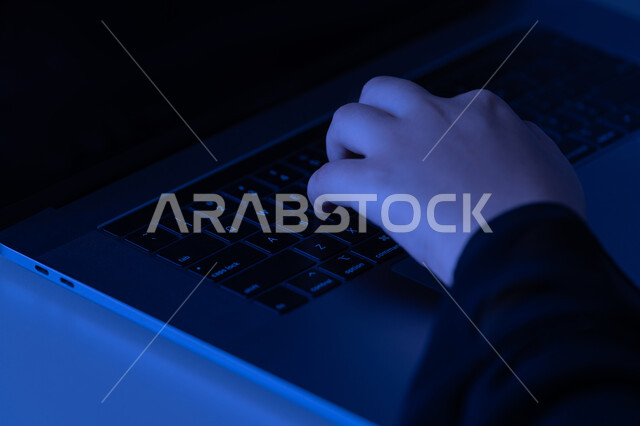 دمج التكنولوجيا الحديثة بالحياة العملية، مهن ووظائف إدارية مكتبية، النقر على لوحة المفاتيح، صناعة المحتويات النصية، مفهوم ادخال البيانات، صورة مقربة من الجانب ليد امرأة عربية خليجية اماراتية  تستخدم الحاسوب المحمول، شابة سعودية تقوم بالكتابة على جهازاللابتوب