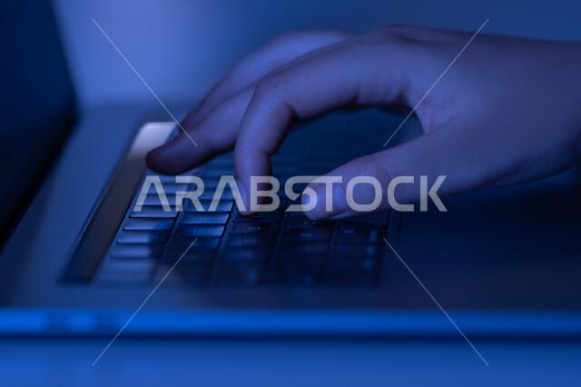 دمج التكنولوجيا الحديثة بالحياة العملية، مهن ووظائف إدارية مكتبية، النقر على لوحة المفاتيح، صناعة المحتويات النصية، مفهوم ادخال البيانات، صورة مقربة من الجانب ليد امرأة عربية خليجية اماراتية  تستخدم الحاسوب المحمول، شابة سعودية تقوم بالكتابة على جهازاللابتوب
