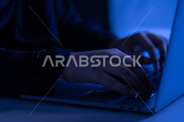 النقر على لوحة المفاتيح، صناعة المحتويات النصية، مفهوم ادخال البيانات، صورة مقربة من الجاب لايدي امرأة عربية خليجية سعودية تستخدم الحاسوب المحمول، شابة اماراتية تقوم بالكتابة على جهازاللابتوب، دمج التكنولوجيا الحديثة بالحياة العملية، مهن ووظائف إدارية مكتبية
