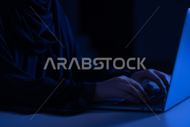 دمج التكنولوجيا الحديثة بالحياة العملية، مهن ووظائف إدارية مكتبية، النقر على لوحة المفاتيح، صناعة المحتويات النصية، مفهوم ادخال البيانات، صورة مقربة من الجانب لايدي امرأة عربية خليجية اماراتية  تستخدم الحاسوب المحمول، شابة سعودية تقوم بالكتابة على جهازاللابتوب