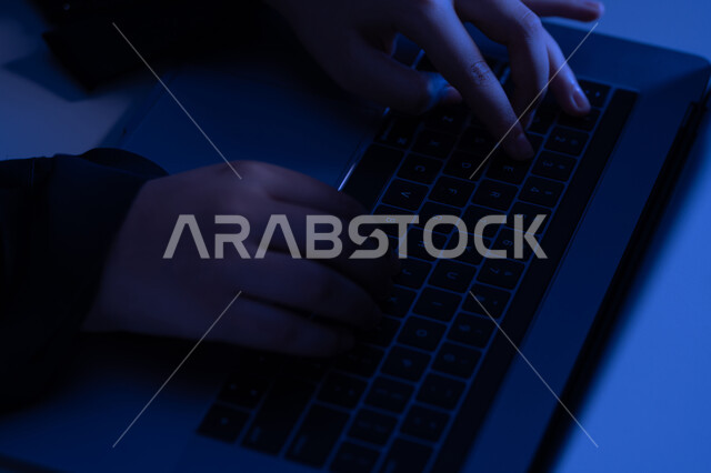 صناعة المحتويات النصية، مفهوم ادخال البيانات، صورة مقربة لايدي امرأة عربية خليجية اماراتية تستخدم الحاسوب المحمول، شابة سعودية تقوم بالكتابة من خلال لوحة المفاتيح، دمج التكنولوجيا الحديثة بالحياة العملية، مهن ووظائف إدارية مكتبية