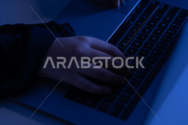 صناعة المحتويات النصية، مفهوم ادخال البيانات، صورة مقربة لايدي امرأة عربية خليجية اماراتية تستخدم الحاسوب المحمول، شابة سعودية تقوم بالكتابة من خلال لوحة المفاتيح، دمج التكنولوجيا الحديثة بالحياة العملية، مهن ووظائف إدارية مكتبية