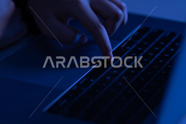 النقر على لوحة المفاتيح، مهن ووظائف إدارية مكتبية، دمج التكنولوجيا الحديثة بالحياة العملية، مفهوم ادخال البيانات، صناعة المحتويات النصية، صورة مقربة ليد امرأة عربية خليجية اماراتية تستخدم الحاسوب المحمول، شابة سعودية تقوم بالكتابة على جهازاللابتوب