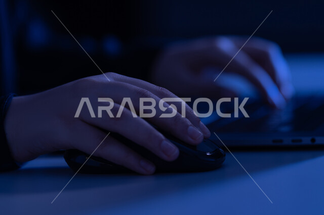 مفهوم ادخال البيانات، دمج التكنولوجيا الحديثة بالحياة العملية، مهن ووظائف إدارية مكتبية، النقر على لوحة المفاتيح، صناعة المحتويات النصية، صورة مقربة من الجانب لايدي امرأة عربية خليجية اماراتية تستخدم الحاسوب المحمول، شابة سعودية تقوم بالكتابة على جهازاللابتوب