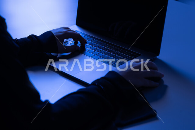 مفهوم ادخال البيانات، دمج التكنولوجيا الحديثة بالحياة العملية، مهن ووظائف إدارية مكتبية، النقر على لوحة المفاتيح، صناعة المحتويات النصية، صورة مقربة من الجانب لايدي امرأة عربية خليجية اماراتية تستخدم الحاسوب المحمول، شابة سعودية تقوم بالكتابة على جهازاللابتوب