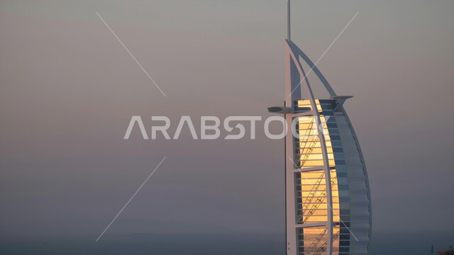 النمو و التطور العمراني للابراج وناطحات السحاب على ساحل الخليج العربي، الفن الهندسي المعماري على الطراز الحديث، صورة مقربة لفندق برج العرب في مدينة دبي, معالم سياحية مشهورة في الإمارات العربية المتحدة, أماكن جذب واستقطاب السياح