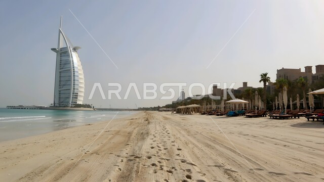 الفن الهندسي المعماري على الطراز الحديث، فندق برج العرب في مدينة دبي وقت النهار, معالم سياحية مشهورة في الإمارات العربية المتحدة، أماكن جذب واستقطاب السياح، النمو و التطور العمراني للابراج وناطحات السحاب على ساحل الخليج العربي