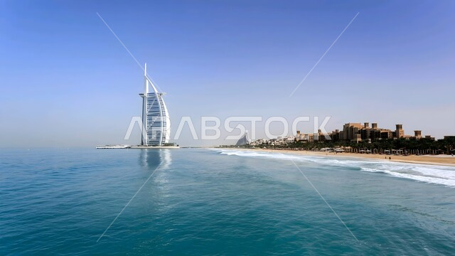 الواجهة البحرية على ساحل الخليج العربي, النمو والتقدم العمراني للأبراج وناطحات السحاب المطلة على البحر في الإمارات العربية المتحدة، برج العرب في إمارة دبي، الفن الهندسي المعماري لبناء الفنادق والمنتجعات السياحية، أماكن جذب السياح من شتى أنحاء العالم