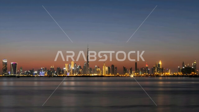 النمو والتقدم العمراني للمباني والمنشآت التجارية والسكنية في الإمارات العربية المتحدة، الفن الهندسي المعماري للأبراج وناطحات السحاب المطلة على البحر في دبي، الواجهة البحرية على ساحل الخليج العربي, أماكن جذب السياح من شتى أنحاء العالم