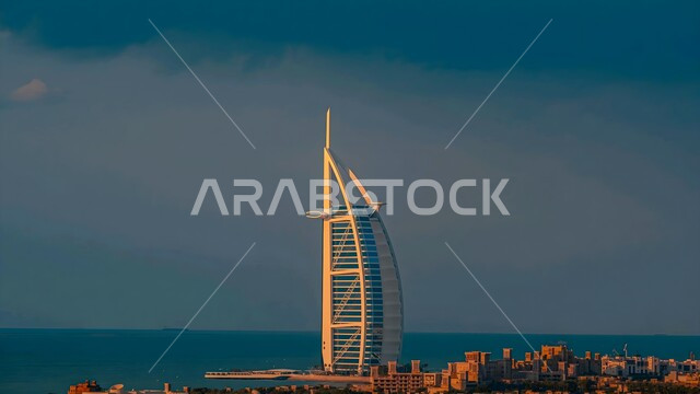 أماكن جذب السياح من شتى أنحاء العالم، النمو والتقدم العمراني للأبراج وناطحات السحاب المطلة على البحر في الإمارات العربية المتحدة، برج العرب في إمارة دبي، الواجهة البحرية على ساحل الخليج العربي, الفن الهندسي المعماري لبناء الفنادق والمنتجعات السياحية