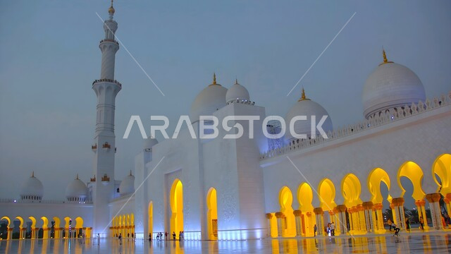 التطور والتقدم العمراني الإماراتي, نداء المسلمين لأداء العبادات والفرائض, مفهوم العبادة والتقرب إلى الله تعالى, معالم إسلامية مقدسة, الفن الهندسي المعماري لبناء القبب والمآذن في مساجد الإمارات, مسجد الشيخ زايد الكبير المبني على الطراز الاسلامي الحديث في أبوظبي