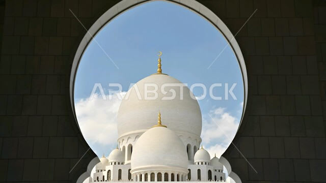 مسجد الشيخ زايد الكبير المبني على الطراز الاسلامي الحديث في أبوظبي، مفهوم العبادة والتقرب إلى الله تعالى, التطور والتقدم العمراني الإماراتي, معالم إسلامية مقدسة, نداء المسلمين لأداء العبادات والفرائض, الفن الهندسي المعماري لبناء القبب والمآذن في مساجد الإمارات 
