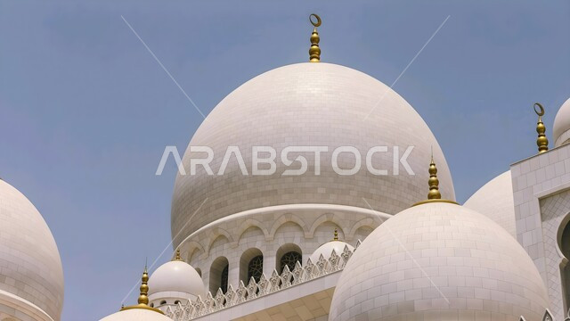 معالم إسلامية مقدسة, صورة مقربة للقبب في مسجد الشيخ زايد الكبير المبني على الطراز الاسلامي الحديث في أبوظبي، مفهوم العبادة والتقرب إلى الله تعالى, نداء المسلمين لأداء العبادات والفرائض, الفن الهندسي المعماري لبناء مساجد الإمارات 