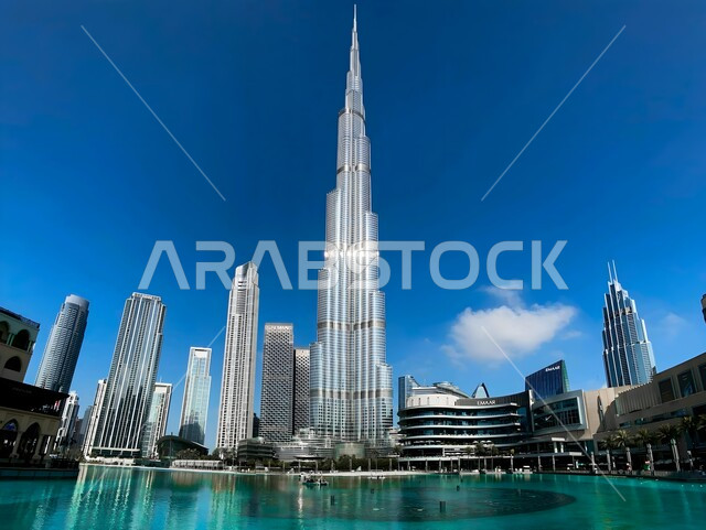 برج خليفة في مدينة دبي في وقت النهار, الفن الهندسي المعماري لبناء الأبراج وناطحات السحاب, المباني والمنشآت الشاهقة, الأماكن السياحية المشهورة في الإمارات العربية المتحدة, جذب واستقطاب السياح من أنحاء العالم