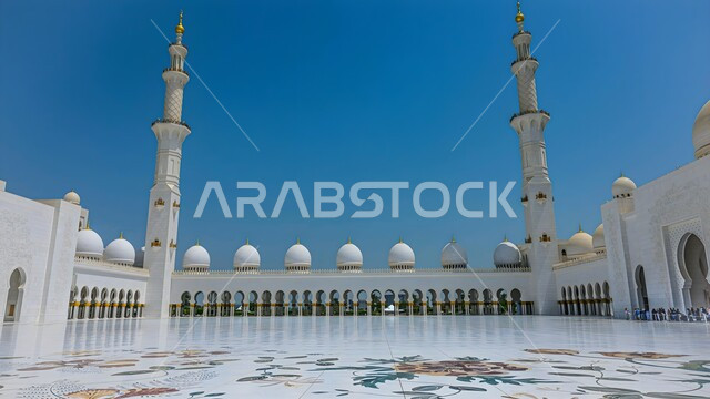 معالم إسلامية مقدسة, الفن الهندسي المعماري لبناء القبب والمآذن في مساجد الإمارات، الساحة الخارجية لمسجد الشيخ زايد الكبير المبني على الطراز الإسلامي في أبوظبي، العبادة والتقرب إلى الله تعالى, التطور والتقدم العمراني الإماراتي, نداء المسلمين لأداء العبادات