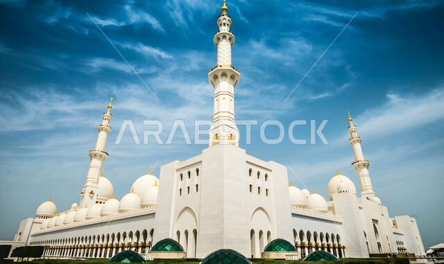 التطور والتقدم العمراني الإماراتي, الفن الهندسي المعماري لبناء القبب والمآذن في مساجد الإمارات، مسجد الشيخ زايد الكبير المبني على الطراز الإسلامي في أبوظبي، العبادة والتقرب إلى الله تعالى, معالم إسلامية مقدسة, نداء المسلمين لأداء العبادات والفرائض