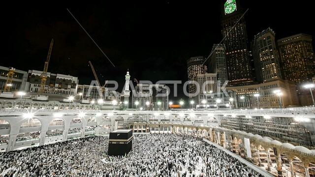 الحجاج والمعتمرين في ساحات الحرم المكي الشريف, مقصد المسلمين من أنحاء العالم, أداء مناسك الحج والعمرة, الأماكن والمعالم الدينية الإسلامية المقدسة في المملكة العربية السعودية, العبادة والتقرب إلى الله تعالى, الكعبة المشرفة بمكة المكرمة