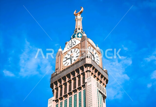 المعالم السياحية المشهورة في مدينة مكة المكرمة، الفن الهندسي المعماري على الطراز الإسلامي في بناء برج الساعة الملكي، صورة مقربة للمبنى في النهار، الأبراج وناطحات السحاب والفنادق في المملكة العربية السعودية
