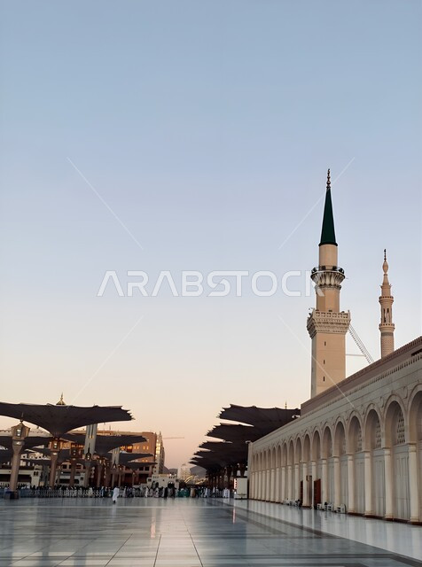 المظلات الالكترونية في المجمع الخارجي للجامع, مأذنة المسجد النبوي الشريف في المدينة المنورة, المعالم الدينية الإسلامية المقدسة في المملكة العربية السعودية, مفهوم العبادة والتقرب إلى الله تعالى, الفن الهندسي المعماري لبناء المساجد