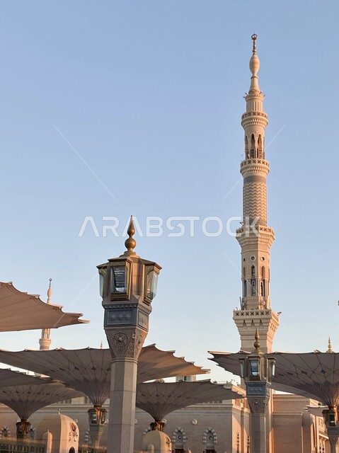 مفهوم العبادة والتقرب إلى الله تعالى, الفن الهندسي المعماري لبناء المساجد, المظلات الالكترونية في المجمع الخارجي للجامع, مأذنة المسجد النبوي الشريف في المدينة المنورة, المعالم الدينية الإسلامية المقدسة في المملكة العربية السعودية