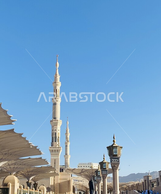 المعالم الدينية الإسلامية المقدسة في المملكة العربية السعودية, مفهوم العبادة والتقرب إلى الله تعالى, الفن الهندسي المعماري لبناء المساجد, المظلات الالكترونية في المجمع الخارجي للجامع, مأذنة المسجد النبوي الشريف في المدينة المنورة