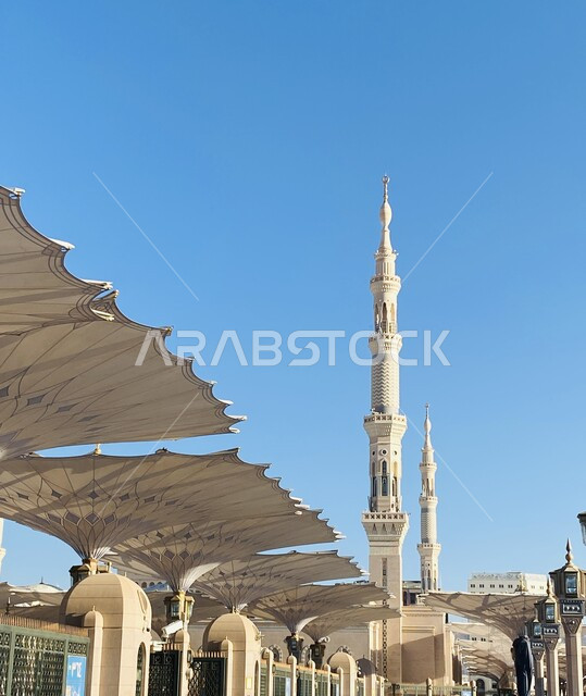 المظلات الالكترونية في المجمع الخارجي للجامع, مأذنة المسجد النبوي الشريف في المدينة المنورة, المعالم الدينية الإسلامية المقدسة في المملكة العربية السعودية, مفهوم العبادة والتقرب إلى الله تعالى, الفن الهندسي المعماري لبناء المساجد