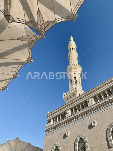 الفن الهندسي المعماري لبناء المساجد, مأذنة المسجد النبوي الشريف في المدينة المنورة, المعالم الدينية الإسلامية المقدسة في المملكة العربية السعودية, مفهوم العبادة والتقرب إلى الله تعالى