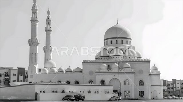الواجهة الخارجية لمسجد الشارقة الكبير في الإمارات العربية المتحدة، الفن الهندسي المعماري على الطراز الإسلامي للقبب والمآذن، المعالم الدينية المشهورة في إمارة الشارقة، أماكن العبادة والتقرب إلى الله, نداء المسلمين لأداء العبادات والفرائض