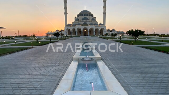 الفن الهندسي المعماري على الطراز الإسلامي للقبب والمآذن، الواجهة الخارجية لمسجد النور في الشارقة في الإمارات العربية المتحدة، المعالم الدينية الإسلامية المشهورة، أماكن العبادة والتقرب إلى الله, نداء المسلمين لأداء العبادات والفرائض