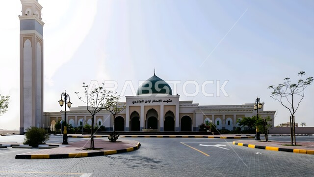 المعالم الدينية الإسلامية المشهورة، الفن الهندسي المعماري على الطراز الإسلامي للقبب والمآذن، الواجهة الخارجية لمسجد ابن الجزري في الشارقة في الإمارات العربية المتحدة، أماكن العبادة والتقرب إلى الله, نداء المسلمين لأداء العبادات والفرائض