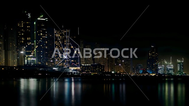 التطور والتقدم العمراني على الطراز العصري في دولة الكويت, الفن الهندسي المعماري الحديث للمنشآت والمباني السكنية والتجارية, الواجهة البحرية على ساحل الخليج العربي, الأبراج وناطحات السحاب المطلة على الشاطئ في الليل، مناطق جذب السياح من شتى أنحاء العالم