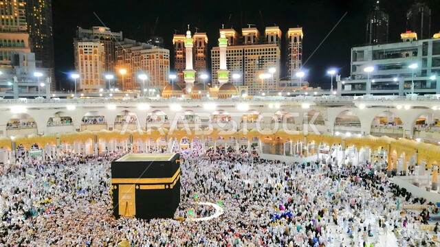 العبادة والتقرب إلى الله تعالى, الحجاج يطوفون حول الكعبة المشرفة في الحرم المكي الشريف بمكة المكرمة, مقصد المسلمين من أنحاء العالم, أداء مناسك الحج والعمرة, الأماكن والمعالم الدينية الإسلامية المقدسة في المملكة العربية السعودية