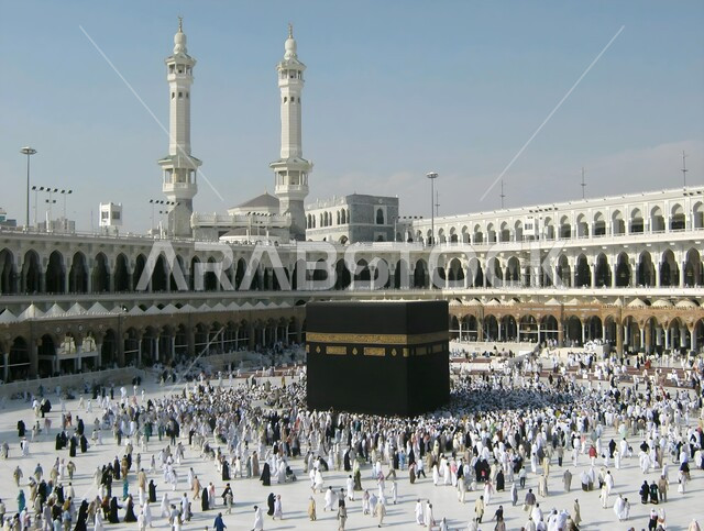 أداء مناسك الحج والعمرة، طواف حجاج بيت الله الحرام في ساحات الحرم المكي الشريف، الكعبة المشرفة والمآذن الشامخة للمسجد الحرام في مكة المكرمة بالمملكة العربية السعودية، أماكن ومعالم دينية اسلامية مقدسة، مقصد المسلمين من كل بقاع الأرض