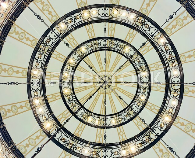 النجف والأضواء المعلقة في الحرم المكي الشريف، فنون وزخارف العمارة على الطراز الإسلامي العريق، صورة مقربة من الأسفل لثريا منيرة داخل المسجد الحرام بمكة المكرمة في المملكة العربية السعودية، أماكن إسلامية مقدسة