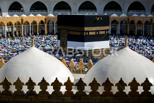 مقصد المسلمين من كل بقاع الأرض، أداء مناسك الحج والعمرة، طواف حجاج بيت الله الحرام في ساحات الحرم المكي الشريف، الكعبة المشرفة المسجد الحرام في مكة المكرمة بالمملكة العربية السعودية، أماكن ومعالم دينية اسلامية مقدسة